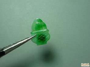 糯種老翡翠小花藍墜 收藏投資新寵，價格趨勢解析