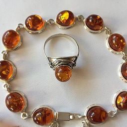 天然琥珀四件套與翡翠珠寶交易 鑒賞、價(jià)格與市場(chǎng)指南