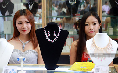 梧州珠寶展 璀璨盛會交易忙，四方客商聚一堂